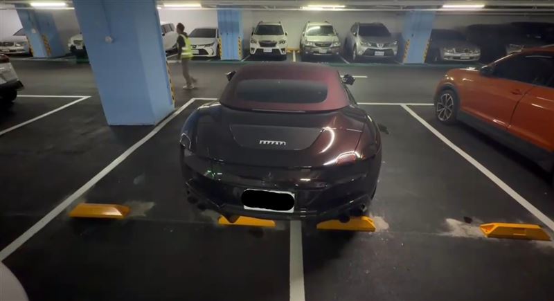 1700萬法拉利「1次佔2格」!車主霸氣回應