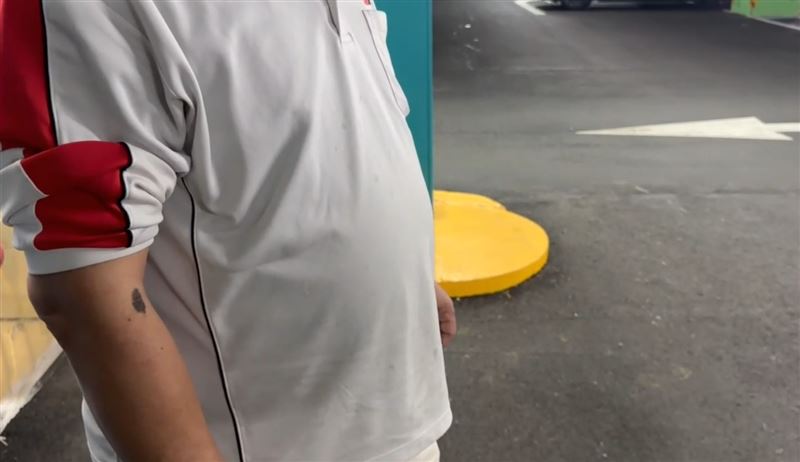 法拉利占用兩個停車格,管理員也出面解釋了。(圖/翻攝畫面)