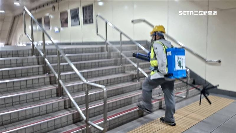 新北市26日爆發麻疹本土確診案例，北捷已針對患者搭車經過的相關車站進行加強清消