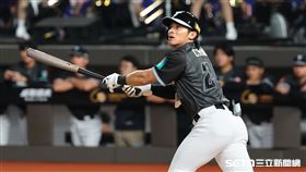台日棒球國際交流賽，經典賽台灣隊右外野手陳傑憲打成左外野飛球出局。（圖／記者劉彥池攝影）