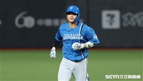 台日棒球國際交流賽，火腿鬥士隊三壘手郡司裕也炸裂陽春砲。（圖／記者劉彥池攝影）