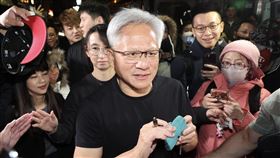 黃仁勳與魏哲家鄒記食舖餐敘（3）輝達（NVIDIA）執行長黃仁勳（前中）即將離台，1日晚間與台積電董事長暨總裁魏哲家等高層在台北鄒記食舖聚餐後，為守候在外的民眾簽名，親和力十足。中央社記者張新偉攝　115年2月1日