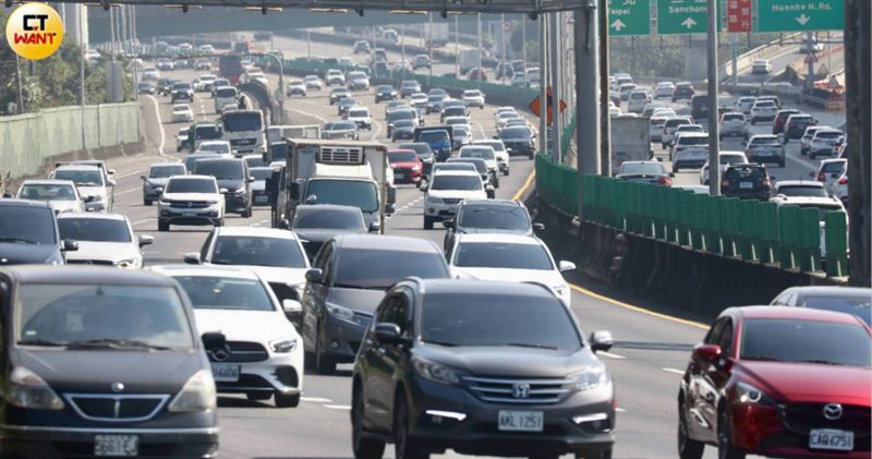 228連價起跑，國道塞車。（圖／CTWANT）