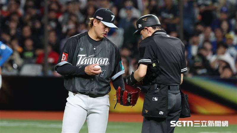 台日棒球國際交流賽，經典賽台灣隊第2任投手張奕和主審要求換球。（圖／記者劉彥池攝影）