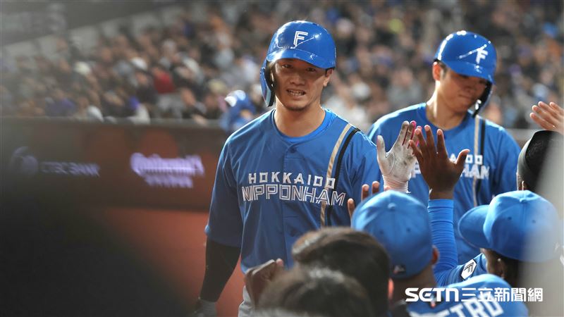 台日棒球國際交流賽，火腿鬥士隊中外野手西川遙輝炸裂2分砲。（圖／記者劉彥池攝影）