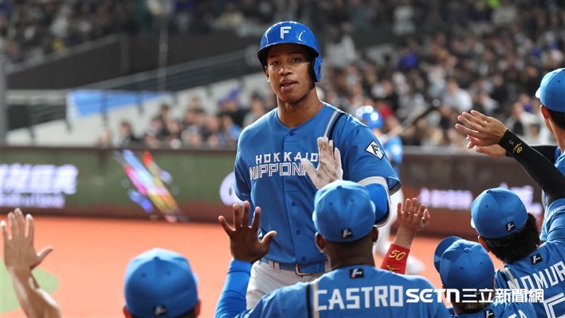 台日棒球國際交流賽，火腿鬥士隊右外野手萬波中正炸裂2分砲。（圖／記者劉彥池攝影）
