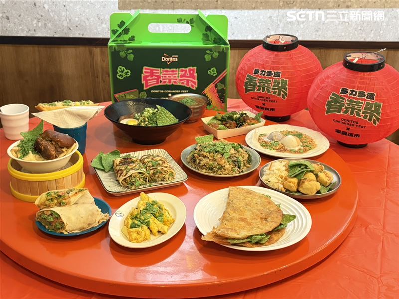 寧夏夜市千歲宴「香菜祭」活動，各式多力多滋香菜搭配限定小吃。（圖／記者簡浩正攝影）