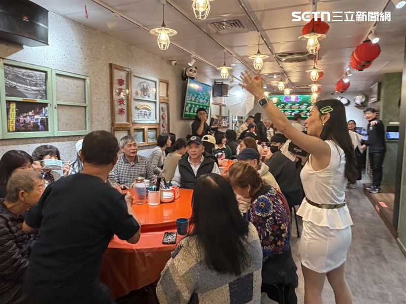 寧夏夜市千歲宴「香菜祭」活動，現場座無虛席。（圖／記者簡浩正攝影）