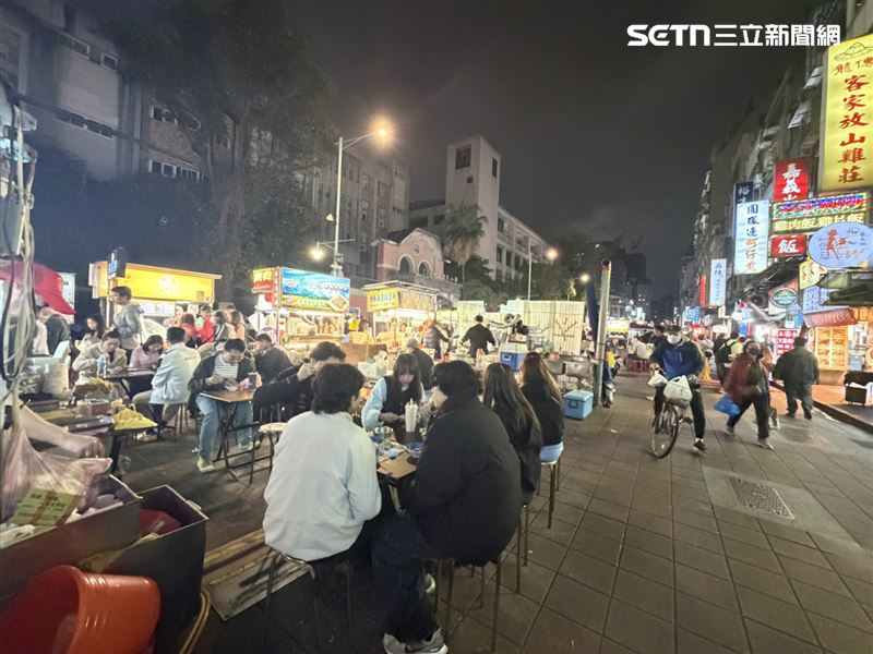 「寧夏夜市」擁有全台最頂夜市之稱，好吃的知名美食多到數不清（圖／記者簡浩正攝影）