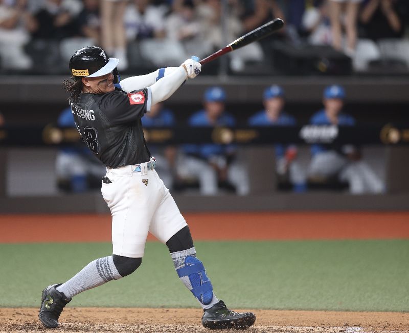 世界棒球經典賽（WBC）台灣隊27日在台北大巨蛋與日職北海道日本火腿鬥士隊打交流賽，台灣隊張育成（圖）6局下半敲出深遠長打，成功站上二壘得點圈，帶動球隊攻勢
