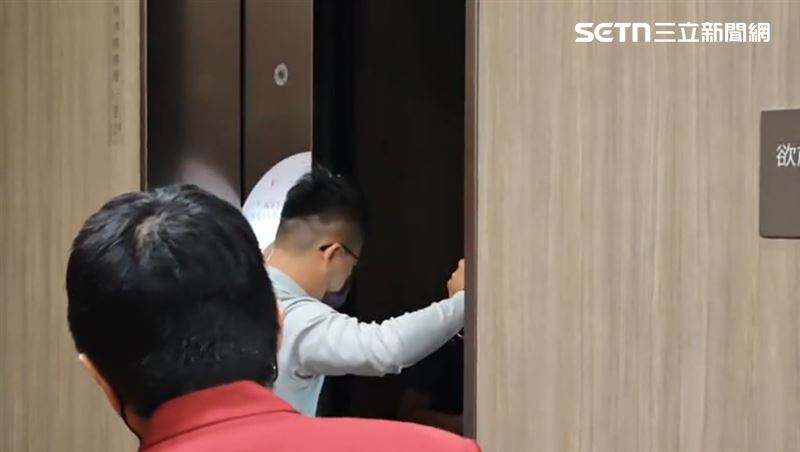 撬開找人!義享天地大停電…民眾受困電梯