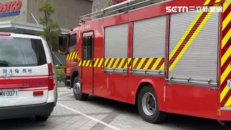 消防車不斷加派，令氣氛越來越緊繃。（圖／翻攝畫面）