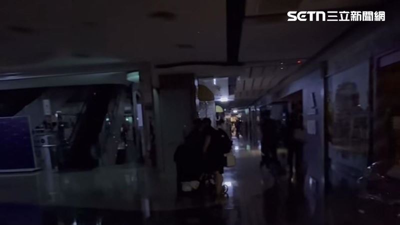 高雄義享天地停電　飄燒焦味、有人困電梯
