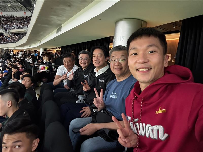 運動部長李洋分享與賴清德、卓榮泰觀賽的自拍照（圖／運動部提供）