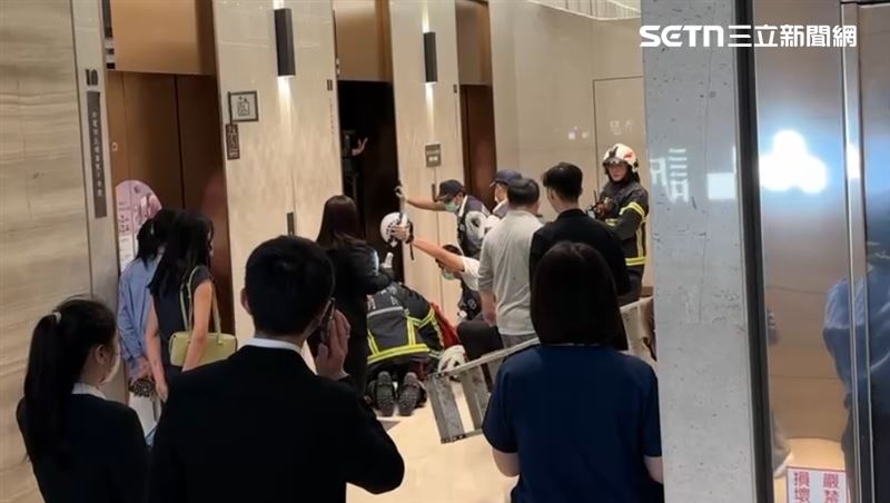 撬開電梯找人！義享天地停電…受困數不明