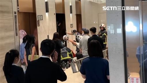 撬開電梯找人！義享天地停電…受困數不明