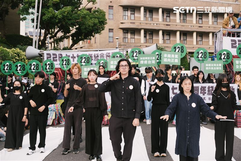 二二八79週年紀念遊行，遊行團體以手語訴說歷史。（圖／記者楊士誼攝影）