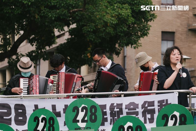 二二八79週年紀念遊行，鄭南榕基金會董事長、鄭南榕之女鄭竹梅帶領現場民眾合唱。（圖／記者楊士誼攝影）