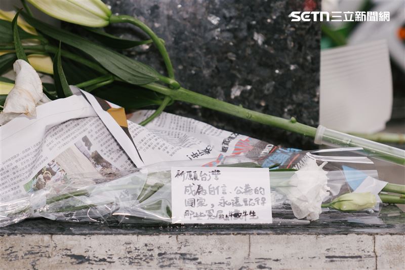 「天馬茶房」二二八紀念碑旁的獻花，卡片寫上「祈願台灣成為自信、公義的國家，永遠記得那些冤屈的犧牲」。（圖／記者楊士誼攝影）
