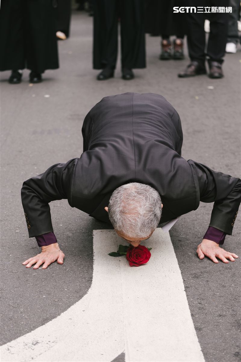 二二八79週年紀念遊行，林宗正牧師代表獻花，並跪下親吻土地。（圖／記者楊士誼攝影）
