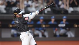 台日棒球交流賽　張育成敲二壘安打世界棒球經典賽（WBC）台灣隊27日在台北大巨蛋與日職北海道日本火腿鬥士隊打交流賽，台灣隊張育成（圖）6局下半敲出深遠長打，成功站上二壘得點圈，帶動球隊攻勢。中央社記者張新偉攝　115年2月27日