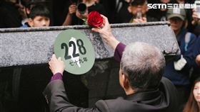 二二八79週年紀念遊行，林宗正牧師代表獻花，並跪下親吻土地。（圖／記者楊士誼攝影）