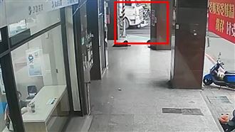 新／八里砂石車擦撞機車　女騎士當場慘死