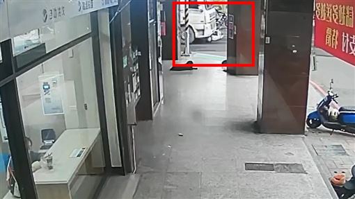 新／八里砂石車擦撞機車　女騎士當場慘死