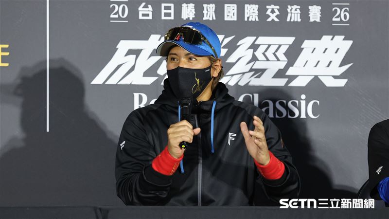 外野等球愛用手撐? 火腿監督點台灣隱憂