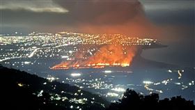 台東知本雜草火警　延燒61公頃台東知本溪出海口、過去捷地爾預定地26日晚間發生雜草火警，強風助長下火勢猛烈，消防員無法靠近滅火，10公里外山區仍能看到通紅火場，總燃燒面積約61公頃。（劉森川提供）中央社記者盧太城台東傳真　115年2月27日