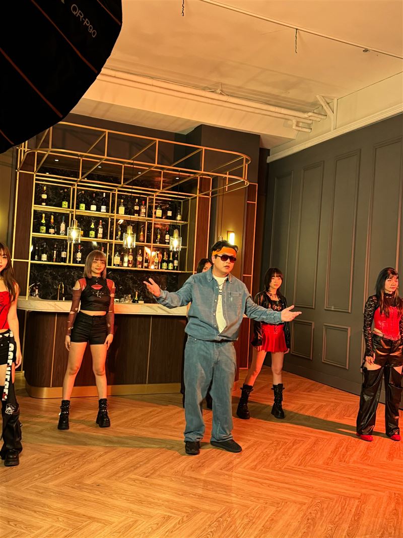 DAPUN大胖暫別歌壇最後單曲 MV〈Wait On 綠茶〉把過往被「微糖綠茶」心機女玩弄悲慘遭遇及自身「抖M」體質愛情觀全都露！（圖／胖曲製作工作室 提供）