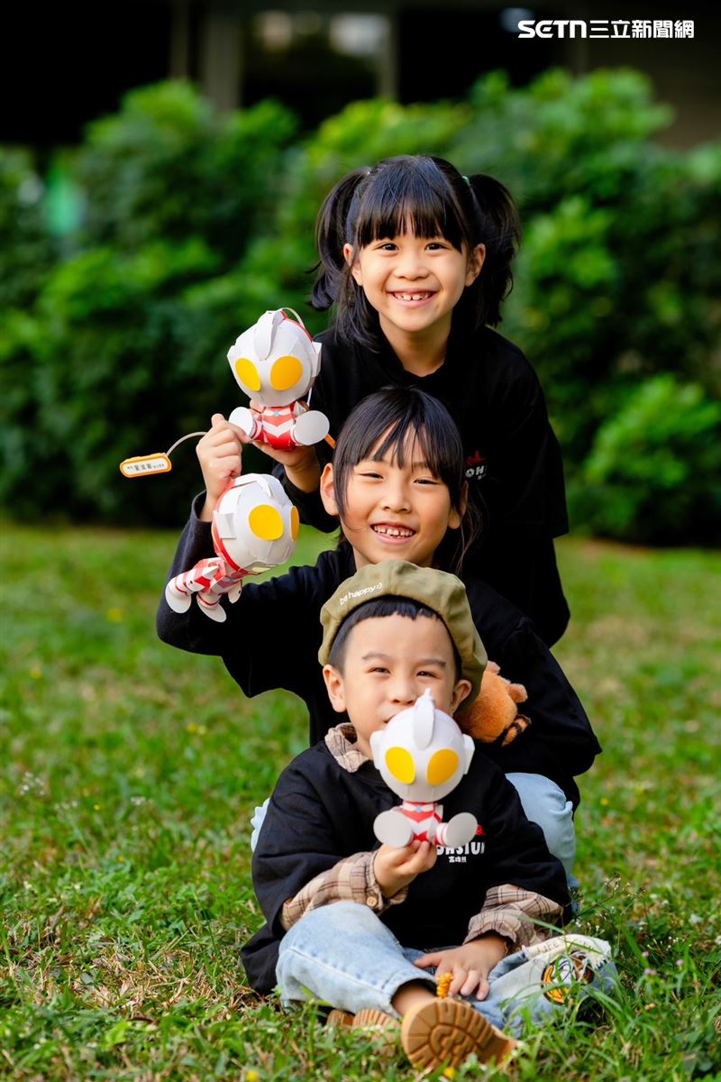 高雄今年發放的超人力霸王提燈「一燈難求」，里長家火警導致100個提燈全燒毀。（圖／高雄市觀光局提供）