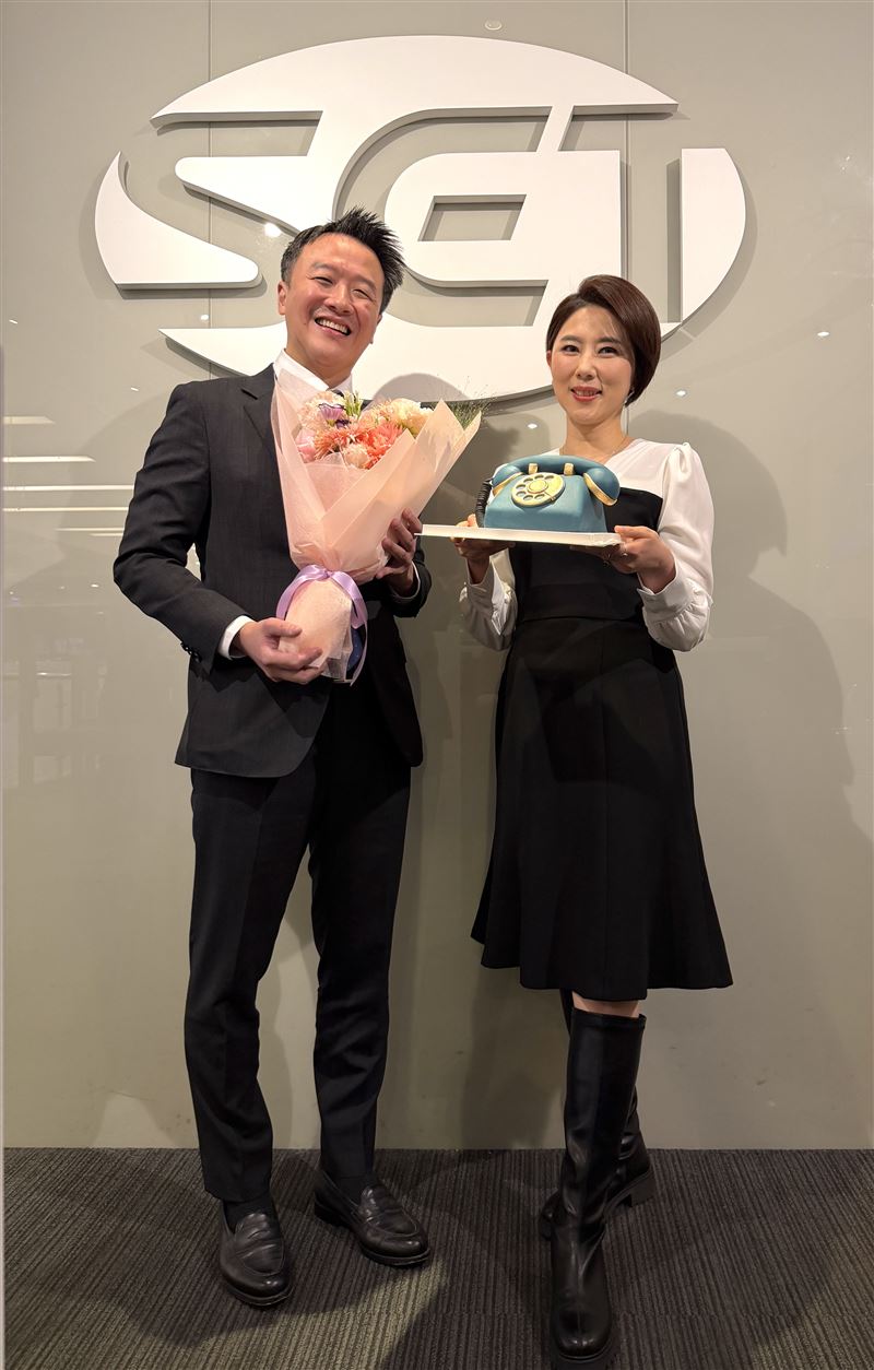 許貴雅與李正皓在〈新台灣加油〉最後一集，空中同框完成交接。（圖／三立提供）