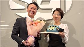 許貴雅與李正皓在〈新台灣加油〉最後一集，空中同框完成交接。（圖／三立提供）