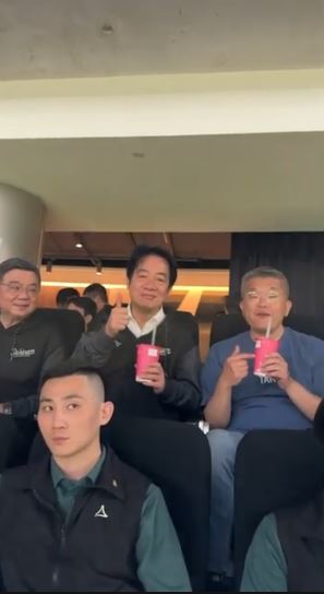 賴清德與蔡其昌看球喝手搖。（圖／總統府提供）