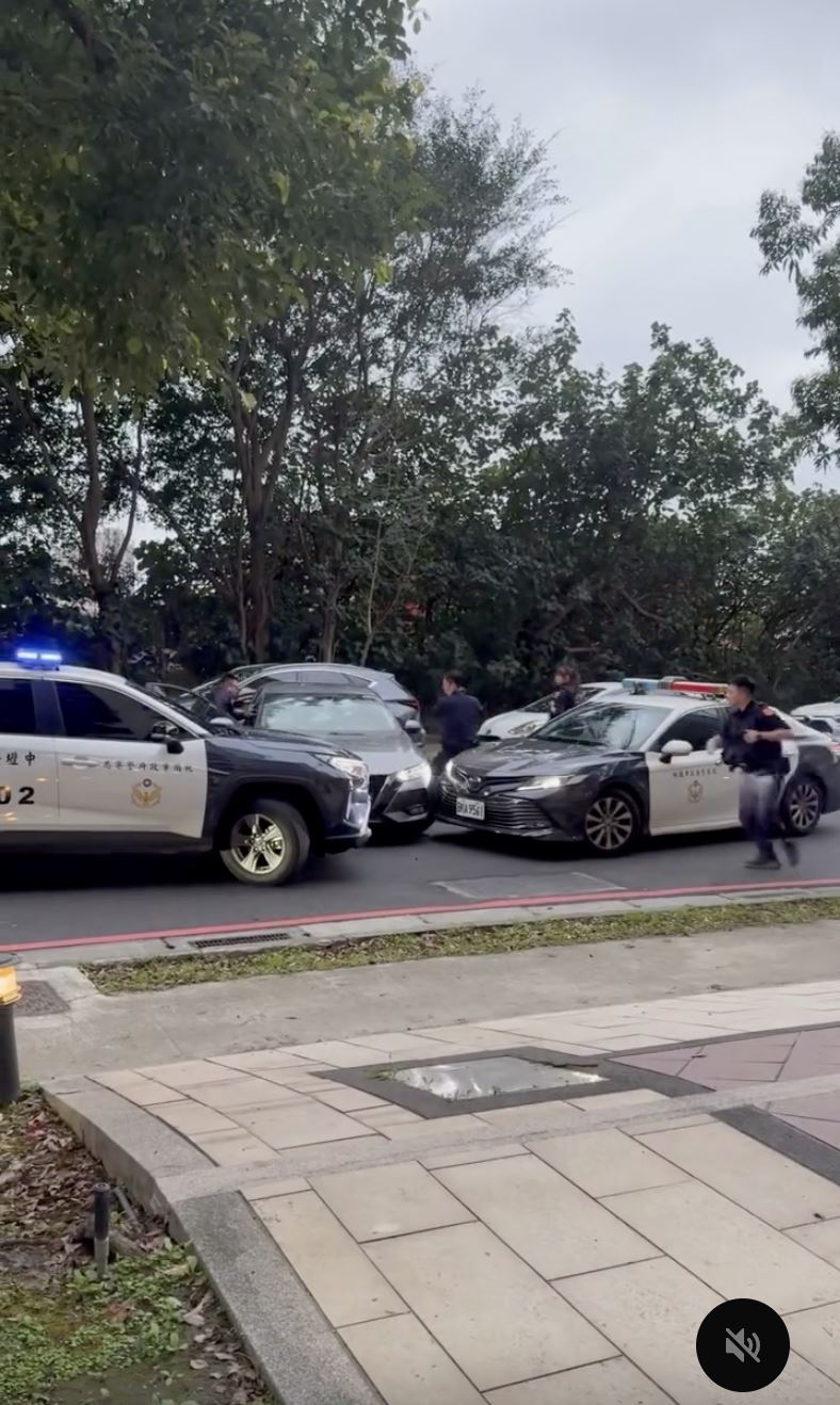 中壢分局圍捕毒品通緝犯，2名員警因此受傷。（圖／翻攝自Threads @dazzling.conqueror）