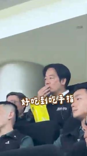 賴清德現身台日交流賽，一邊品嘗零食一邊觀戰。（圖／總統府提供）