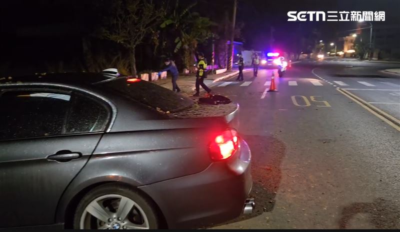 高雄BMW撞斷消防栓⋯駕駛水花中氣絕！救護車緊急送醫搶救中。（圖／記者黃智忠攝影）