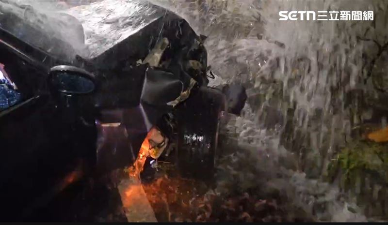 高雄BMW撞斷消防栓⋯駕駛水花中氣絕！救護車緊急送醫搶救中。（圖／記者黃智忠攝影）