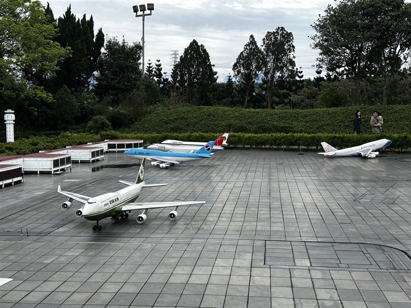 小人國模型又被毀!飛機機翼碎一地,園方痛心喊話:盼溫柔對待世界。(圖/記者彭光偉攝)