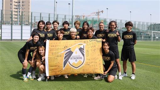 為台灣女足集氣　小球員寫卡送亞洲盃賽場