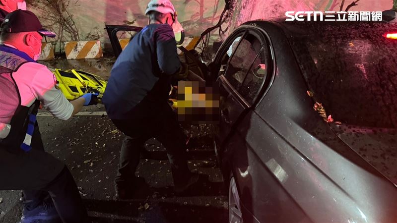 高雄市燕巢區中安路昨晚（27日）發生死亡車禍。（圖／翻攝畫面）