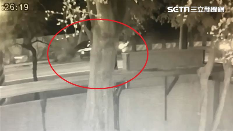 63歲林姓男子駕駛BMW轎車載著2名乘客，不明原因自撞消防栓。（圖／翻攝畫面）