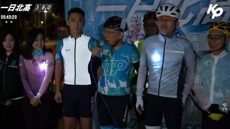 柯文哲（右3）受訪時回應，「臉書也不是我管的」。（圖／翻攝自民眾之聲YouTube頻道）