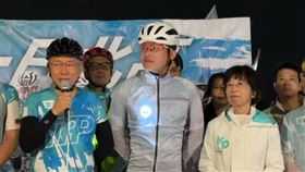 柯文哲（左）與陳佩琪（右）一同出席一日北高的單車活動。（圖／翻攝自民眾之聲YouTube頻道）