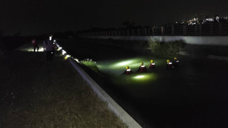 因大圳水流湍急，導致搜救難度增加。（圖／翻攝畫面）