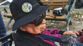 每逢228紀念日，田孟淑就會別上「永誌不忘228」別針。（圖／鏡週刊）