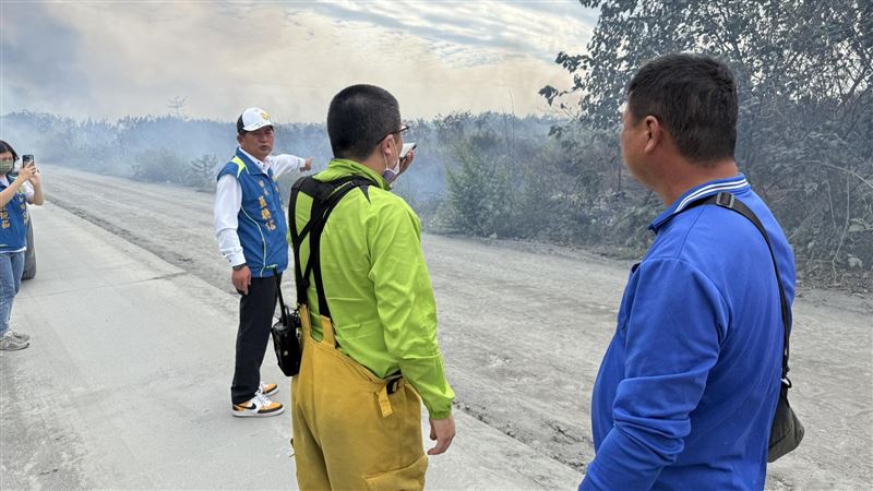 九如鄉長藍聰信前往關切火災。（圖／翻攝自九如鄉長藍聰信臉書）