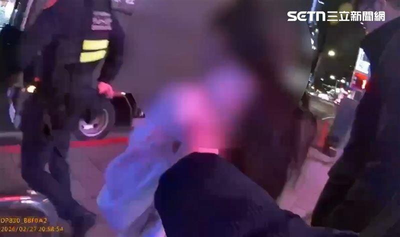 捷運中山站附近發生持刀恐嚇案,48歲周姓女子遭警逮送辦。(圖/翻攝畫面)