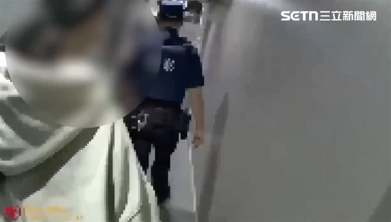 捷運中山站附近發生持刀恐嚇案,48歲周姓女子遭警逮送辦。(圖/翻攝畫面)